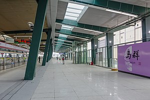 改造后的马群站2号线站台（2021年12月） 马群站S6号线站台（2021年12月）