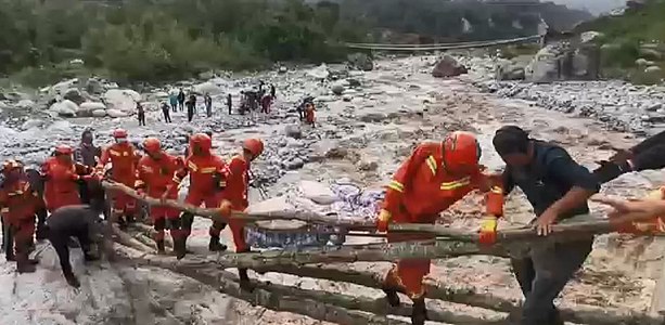 四川省森林消防总队甘孜支队消防员在泸定县磨西镇青岗坪村转移受灾村民