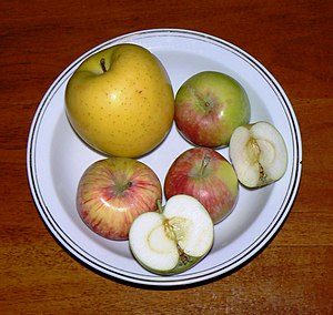 Four apples from the cultivar 'Petrovka', comp...