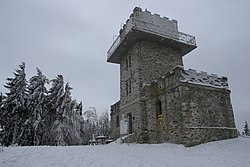 Rozhledna na vrcholu v zimě