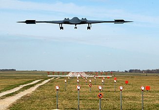 En B-2 Spirit återvänder till Whiteman Air Force Base från bombfällning i Irakkriget, 6 mars 2003.