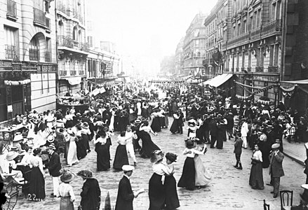 Öffentlicher Ball am 14. Juli 1912 vor Nr. 6 der Rue du Renard, (Agence Rol)