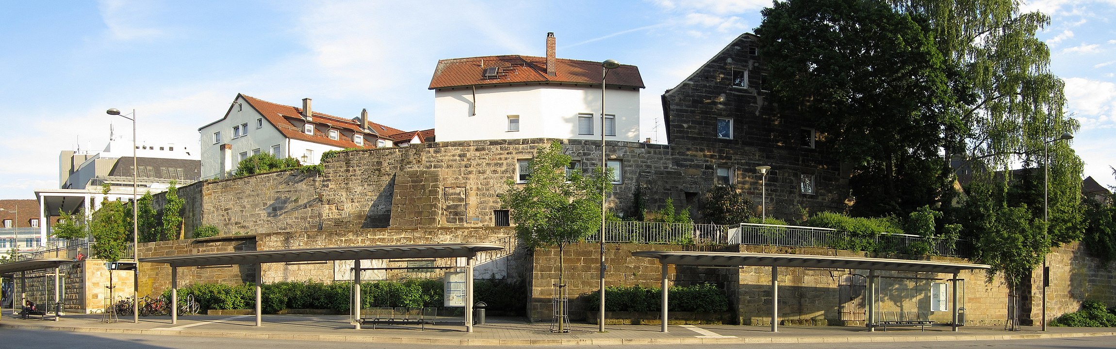Stadtmauer am Hohenzollernplatz und Hohenzollernring (rückseitig Maximilianstraße 50–58)