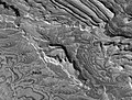 貝克勒撞擊坑的地層；點選放大可看到斷層。火星偵察軌道器的 HiRISE 拍攝[5]。