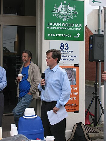 English: Bill Shorten outside Jason Wood's Bor...