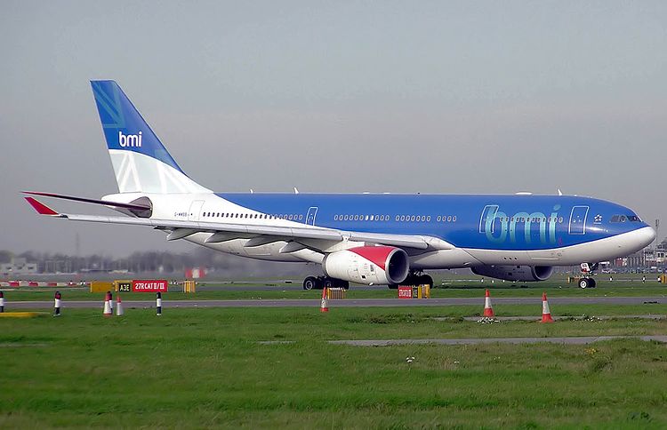 Airbus A330-200 в очереди на взлёт в аэропорту Хитроу, Англия