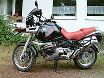 R 1100 GS uit 1997. De "snavel" kreeg veel kritiek, maar is inmiddels het handelsmerk van de GS-serie. De telelever-draagarm is bij dit model goed zichtbaar