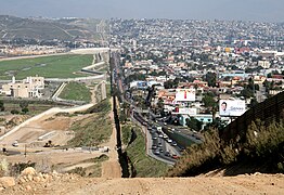 الحدود تظهر في سياج صغير بين تيخوانا بالمكسيك (يمين) والولايات المتحدة.