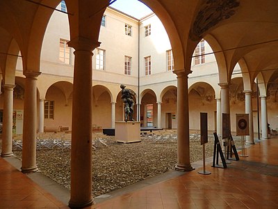 Cour intérieure avec le monument à Hercule et Antée.