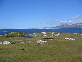 Vue de Cearstaigh depuis son sommet avec Lewis au dernier plan.