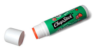 English: ChapStick lip balm Español: Bálsamo l...