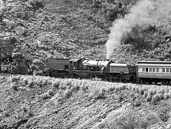 No. 4013 trek 'n passasierstrein te Outeniekwa Spoorwegpas (soms deur spoorwegpersoneel die Montagupas noem), 15 Augustus 1973