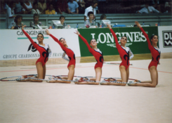 Marta (segunda a la derecha) con el conjunto en el ejercicio de 5 aros en el Campeonato Europeo de Praga (1995).