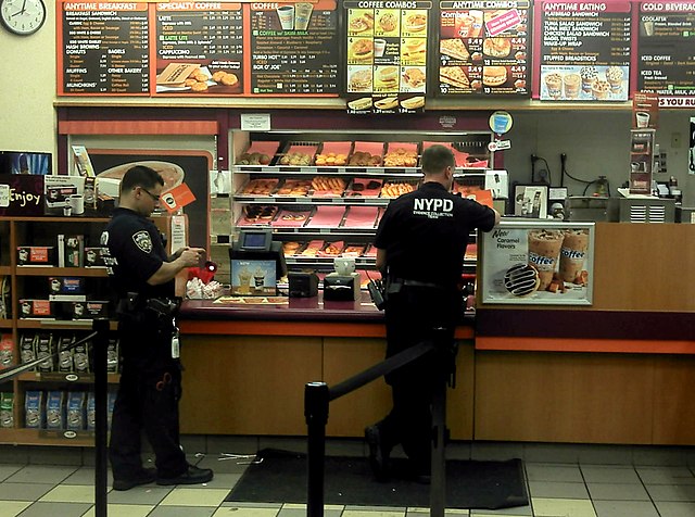 Амерички полицајци у продавници крофни, Њујорк, САД