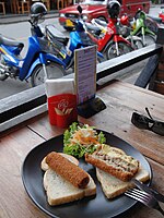 Dalawang Dutch kroketten, isang hiwa bukas upang ipakita ang pagpuno ng beef-ragout; Chiang Mai, Thailand