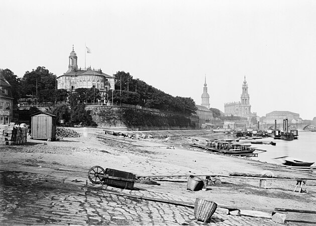 An der Elbe 1864/1866 (1879 in Terrassenufer umgewandelt, nach der seit 1853 offiziell so bezeichneten Brühlschen Terrasse), mit John Penn in Betrieb ab 21. Juni 1864, Verlegung nach Theresienstadt im Mai 1866. Die Verbindung entstand 1852 als Leinpfad, der 1874 bis 1879 zur Verkehrsstraße ausgebaut wurde.