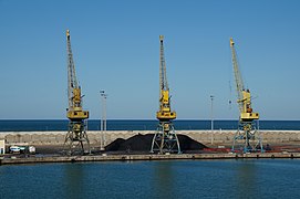 Mai: Kräne im Hafen Durrës