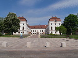 Az Esterházy-kastély a Fő tér felől