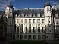 L'archevêché de Rouen est seul en France à conserver sa fonction et à former cet ensemble cathédrale-archevêché.