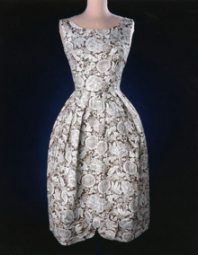 Коричнево-белое платье в цветочек из кормовых мешков