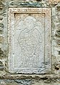 Grabinschrift für Guillem Gerard († 1342) neben dem Portal der Église Saint-Martin in Fourques