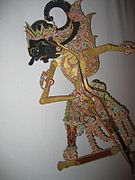 Gatotkaca dalam bentuk asli wayang kulit dengan hiasan/pahatan berwarna.