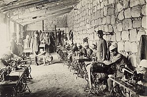 Atelier d'habillement des troupes ottomanes en 1917.