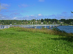 Gångbron över Gideälvens utlopp mellan Dombäcksön (på andra sidan) och Gideåbacka varv