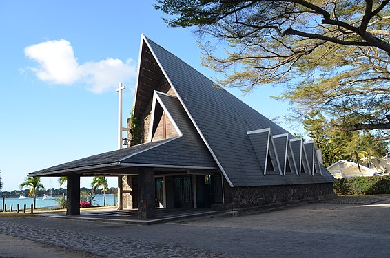 Vue de l'église des Saints-Anges-Gardiens construite en 1959 par Desmarais, la précédente ayant été détruite par un cyclone tropical.