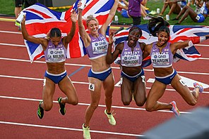 Nicole Yeargin (rechts) bei den Weltmeisterschaften in Eugene 2022