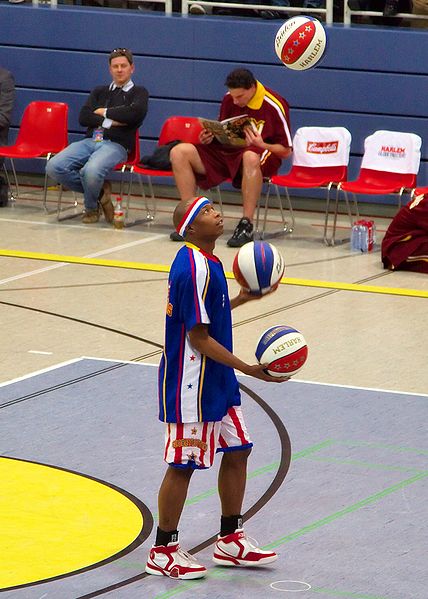 Image:Harlem Globetrotters juggling with tree balls.jpg