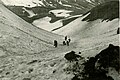 1943年5月，在阿圖島的美軍通過賈明隘口。