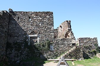 Ruines de l'ancienne forteresse.