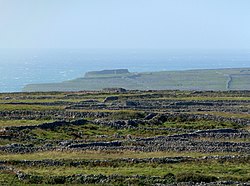 Wyspa Inis Mór (wyspy Aran) z ruinami Dún Aengus