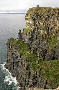 O'Brien's tower och Aranöarna vid Cliffs of Moher på Irland.