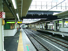 Bahnsteige der Yokohama-Linie
