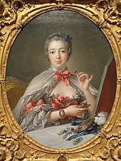 Овальный портрет элегантной женщины в платье с низкой грудью, в плаще, перевязанном на шее лентой. В левой руке она держит маленький цветок.