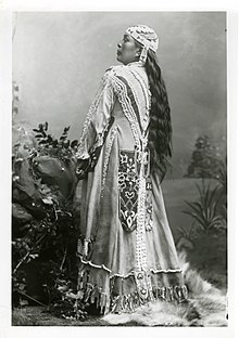 Description de l'image Jennie, a Rogue River Indian who crafted the dress worn in this iconic Peter Britt portrait.JPG.