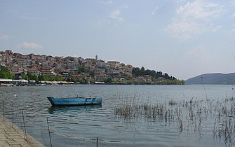 Άποψη της λίμνης με φόντο την πόλη της Καστοριάς