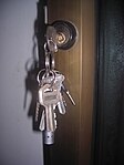 Nyckelknippa som sitter i ett lås.