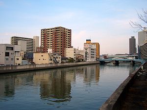 木津川 2006年2月24日撮影。土佐堀川から分かれてすぐの木津川。大阪市西区の木津川大橋から北をむいて撮影。見えている青い橋は木津川橋