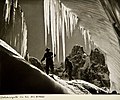 Expeditionsteilnehmer im Eis des Baltoro, Gletscherspalte