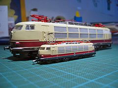 Modelos do mesmo trem BR 103: à frente o da escala Z; e ao fundo, o da escala HO.