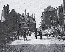 Photos en noir et blanc des ruines d'une ville.