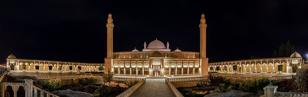 图为阿塞拜疆沙马基五月清真寺的夜间全景。
