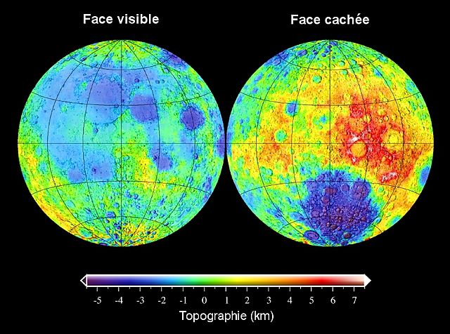 À gauche la face visible, à droite la face cachée. La face visible est surtout colorée en bleu et vert, la cachée a une grosse zone rouge.