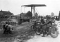 Militaire ‘Motormitraillisten’[48] met M27 helmen op Eysink motorfietsen met Schwarzlose M.08 mitrailleurs (ca. 1935)