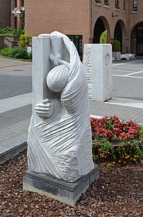 La fontaine des Hurlus réalisée à Mouscron par Bernard Verhaeghe en 1987. Le hurlu y est devenu un personnage folklorique. (définition réelle 2 949 × 4 457)