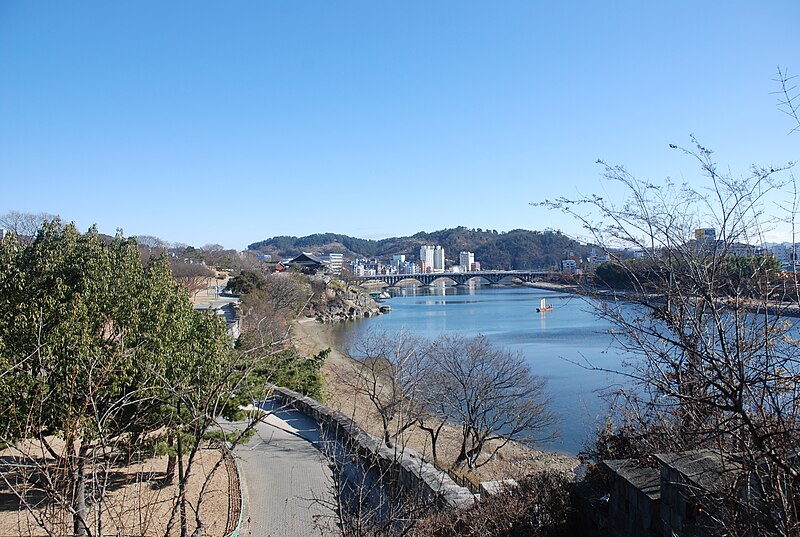 파일:Nam river and Jinju castle.jpg
