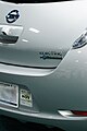 Carro elétrico Nissan Leaf com o autocolante utilizado no estado de Maryland para identificar os veículos elétricos plug-in com um único ocupante que estão autorizados a usar as vias VAO.